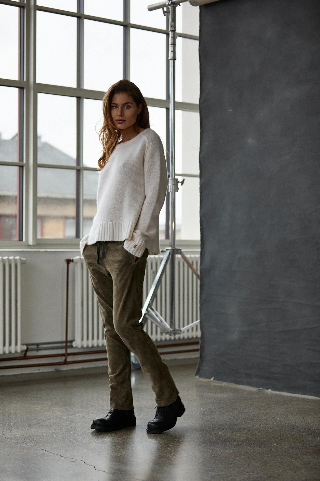 Casual ribbed round-neck white loose knit top