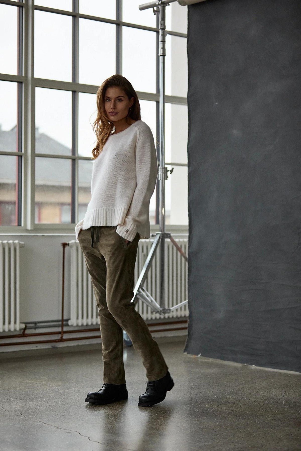 Casual ribbed round-neck white loose knit top