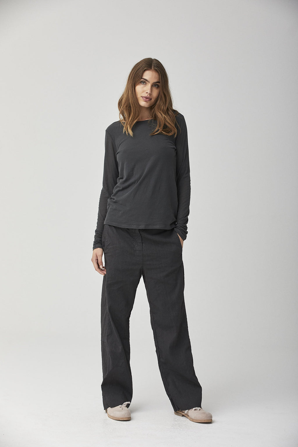 Relaxed-Fit Black Long-Sleeve Basic T-Shirt