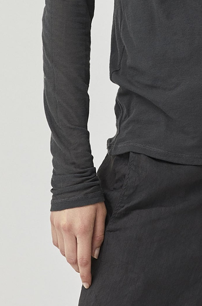 Relaxed-Fit Black Long-Sleeve Basic T-Shirt